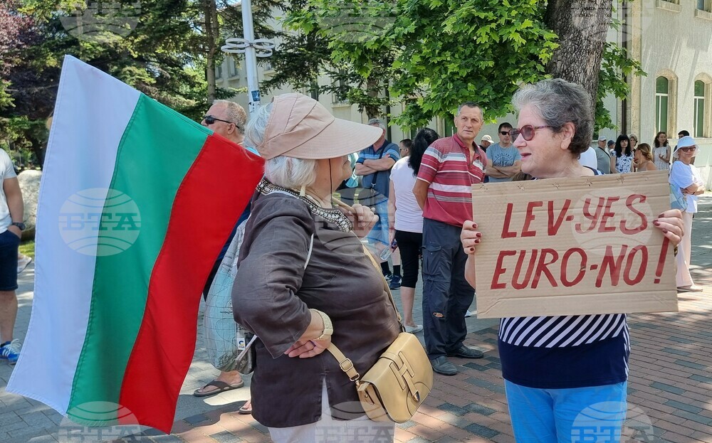 С протестно шествие в центъра на града варненци поискаха провеждането на национален референдум за въвеждане на еврото