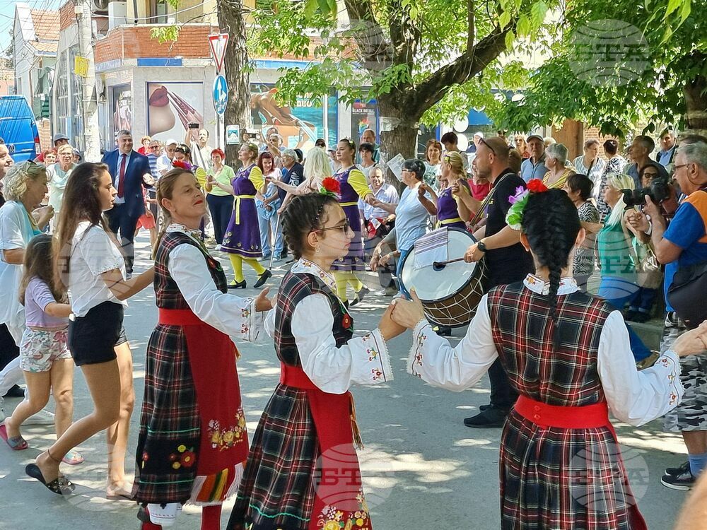 С фолклорни изпълнения и курбан за здраве премина съборът „Света Троица” в най-стария квартал на Ямбол по повод празника на града