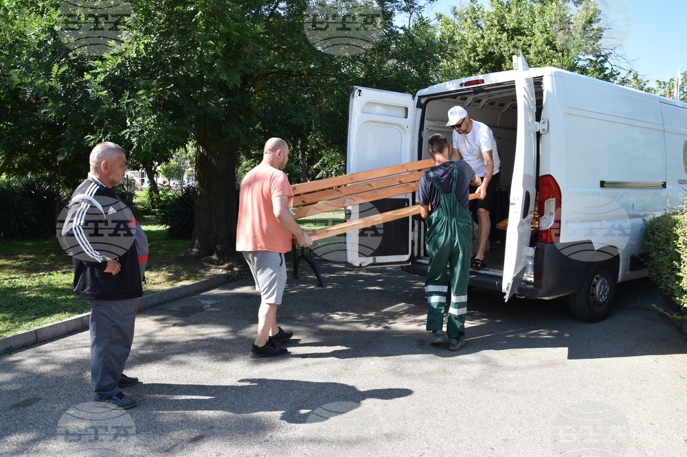 Започна поставянето на нови пейки и кошчета за отпадъци в Градската градина в Харманли