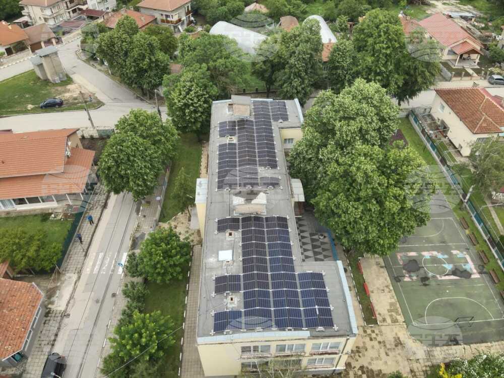 В Кубрат започна монтажът на фотоволтаици на покривите на три сгради