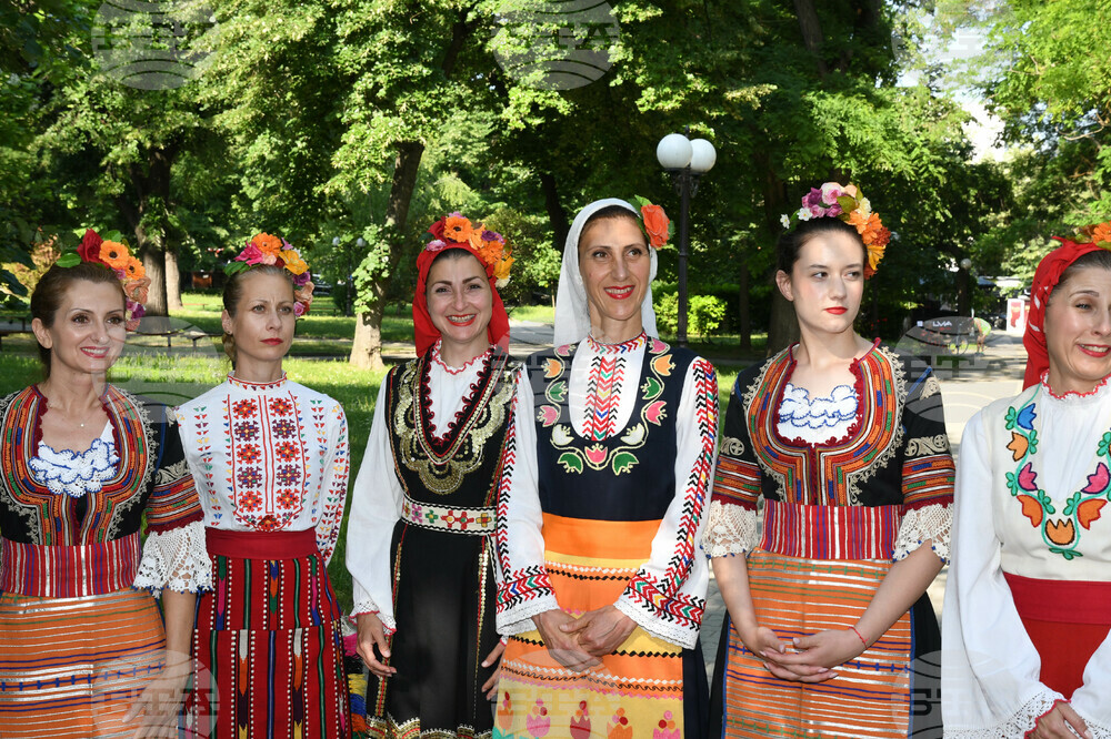70-годишната история на Общински фолклорен ансамбъл „Загоре“ бе подредена в изложба на алея „Стара Стара Загора“