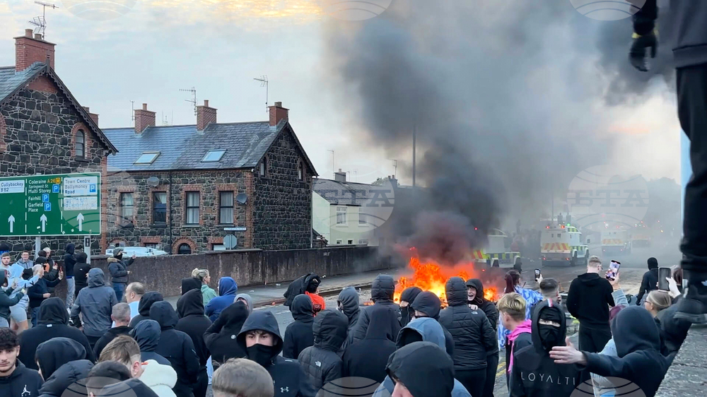 Маскирани лица нападнаха полицаи и опожариха къщи и коли за втора поредна нощ в Северна Ирландия