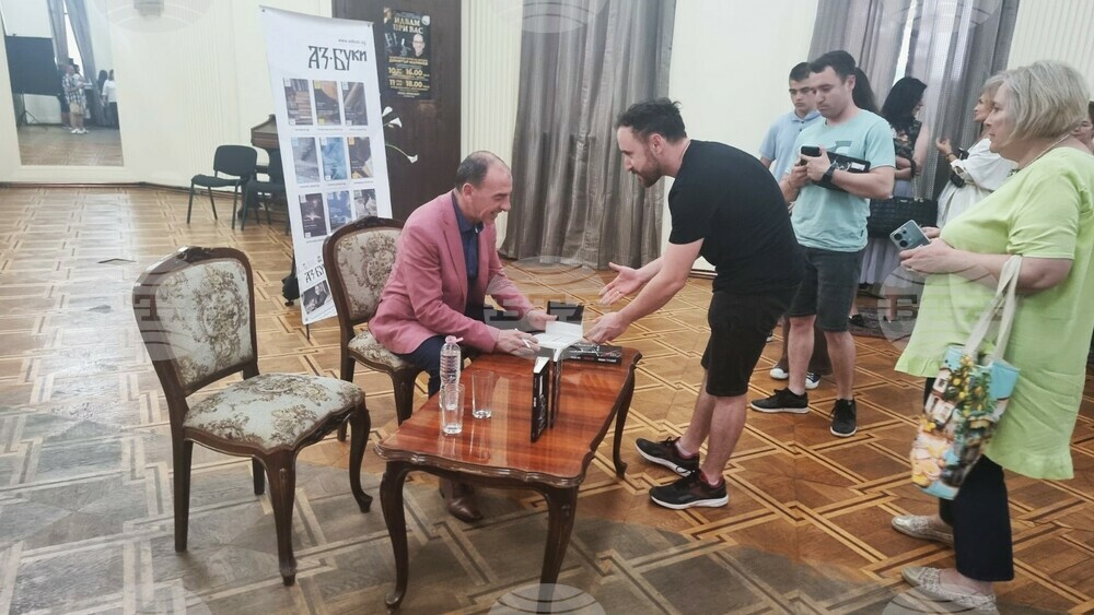 Актьорът Димитър Маринов представи книгите си "Към сцената" и "Към екрана" в Добрич