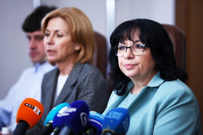 Правителството е готово за приемане на еврото от началото на следващата година, обяви пред журналисти Теменужка Петкова