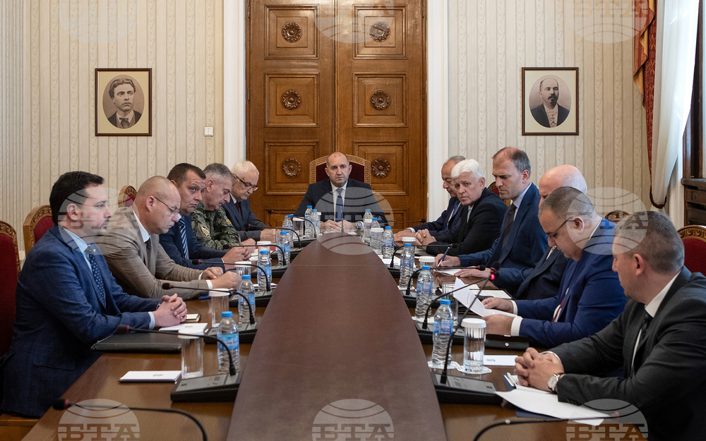 Президентът Румен Радев проведе консултативна среща за оценка на възможните рискове и заплахи за националната сигурност, вследствие усложнената среда за сигурност в Близкия Изток
