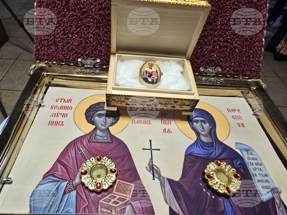 Троянският манастир дари на църквата в Троян частици от мощите на двама светци
