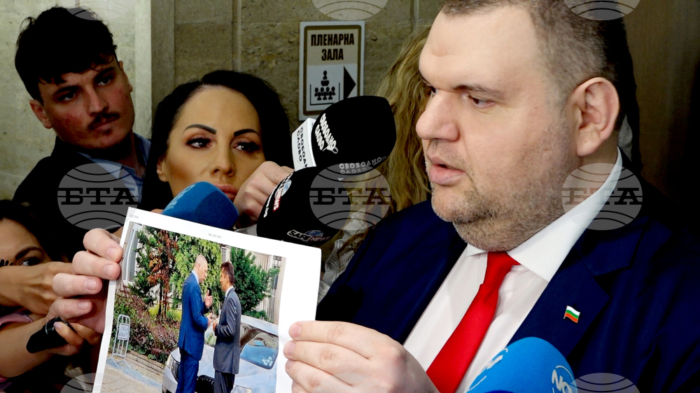 Народно събрание - Делян Пеевски показва снимка на Кирил Петков и Антон Славчев