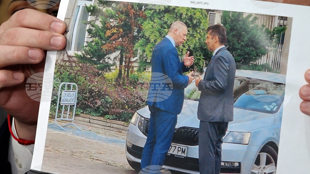 Народно събрание - Делян Пеевски показва снимка на Кирил Петков и Антон Славчев