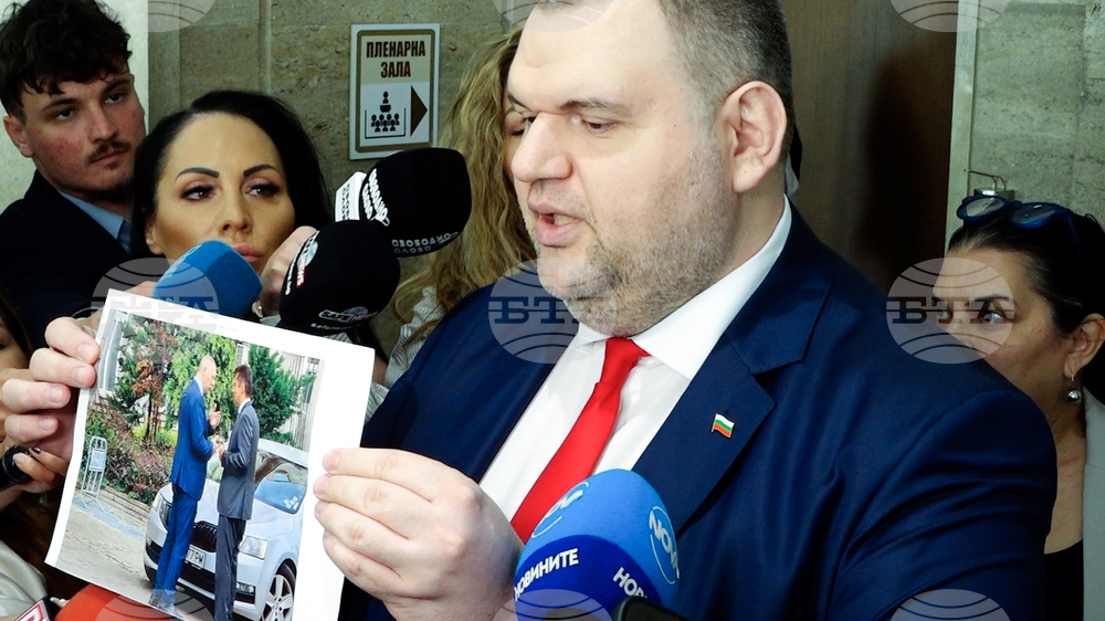 Народно събрание - Делян Пеевски показва снимка на Кирил Петков и Антон Славчев