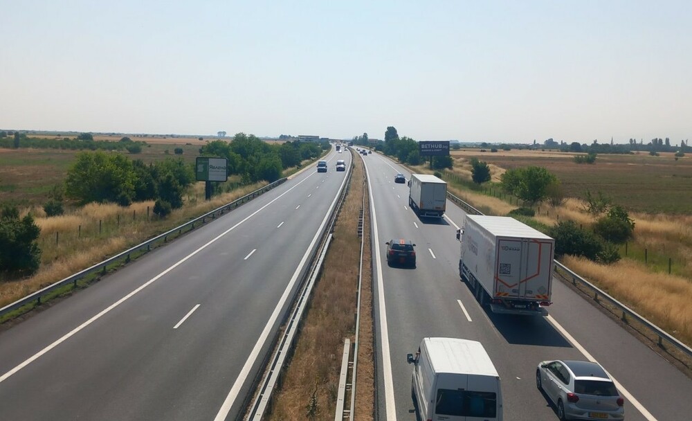 Движението в посока София между 78-ми и 59-и км на АМ „Тракия“ днес ще се осъществява в изпреварващата лента
