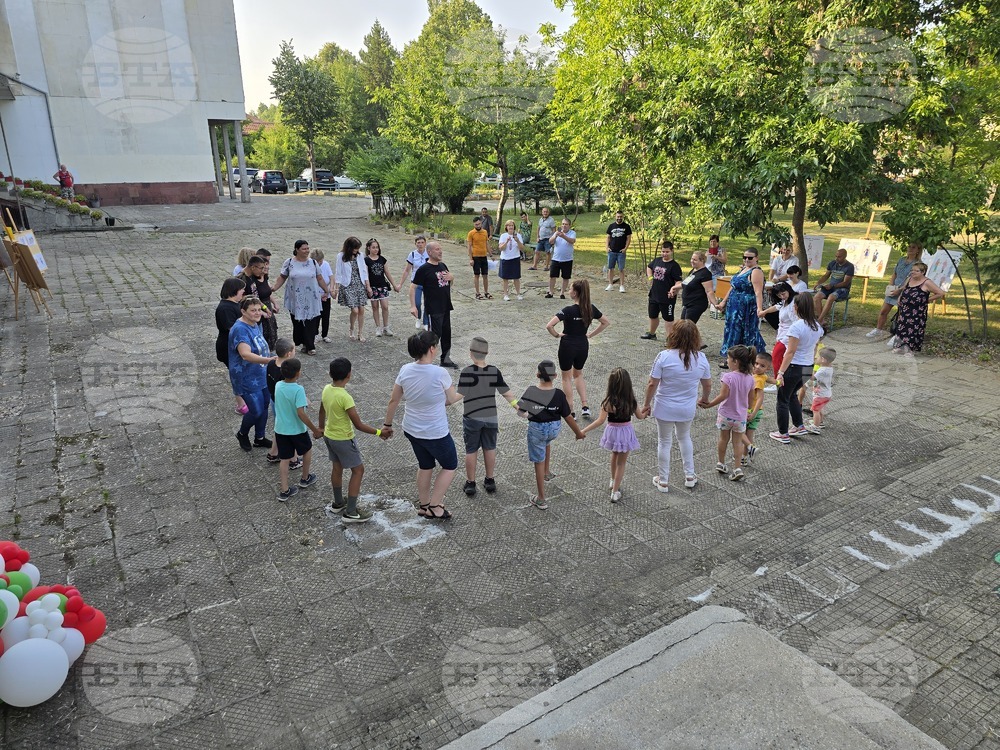 С хоро на приятелството приключи „Пътуващата хоротека” на Регионалния център за подкрепа на процеса на приобщаващото образование в Ловеч