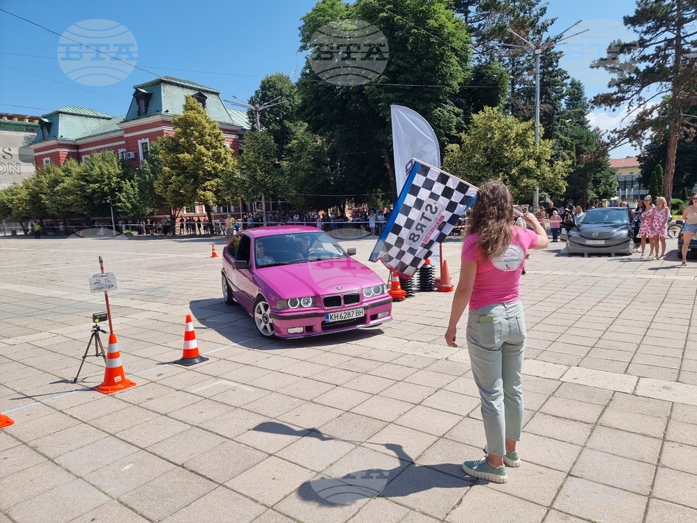 Общо 23 екипажа участваха в автошоу „Скорост и високи токчета“ в Кюстендил