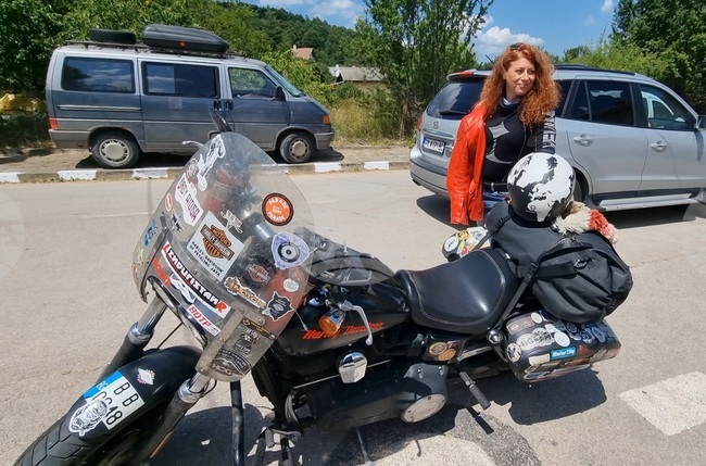 Да си жена на пътя е предимство, смята Виолета Иванова – българката, която е обиколила с мотора си пет континента