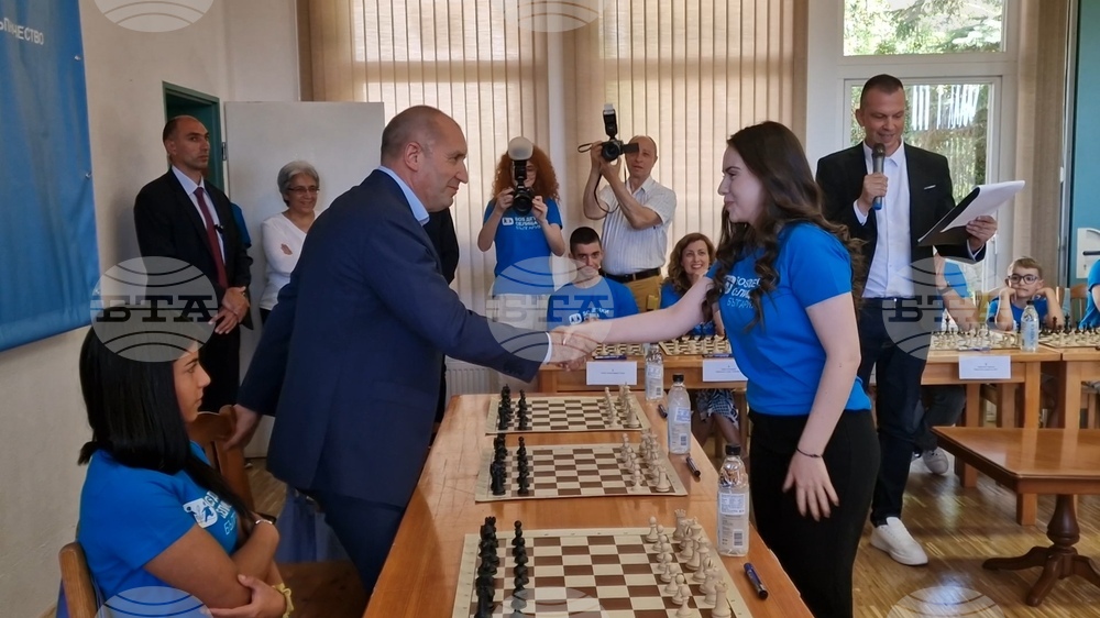 Президентът Румен Радев изигра партия шах с шампионката по шах Нургюл Салимова, която завърши с реми