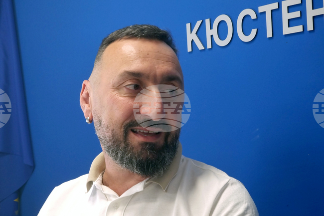 Харесвам концепцията на Кристо, че когато имаш свобода, можеш да правиш чиста форма изкуство, каза кюстендилският художник Евгени Серафимов