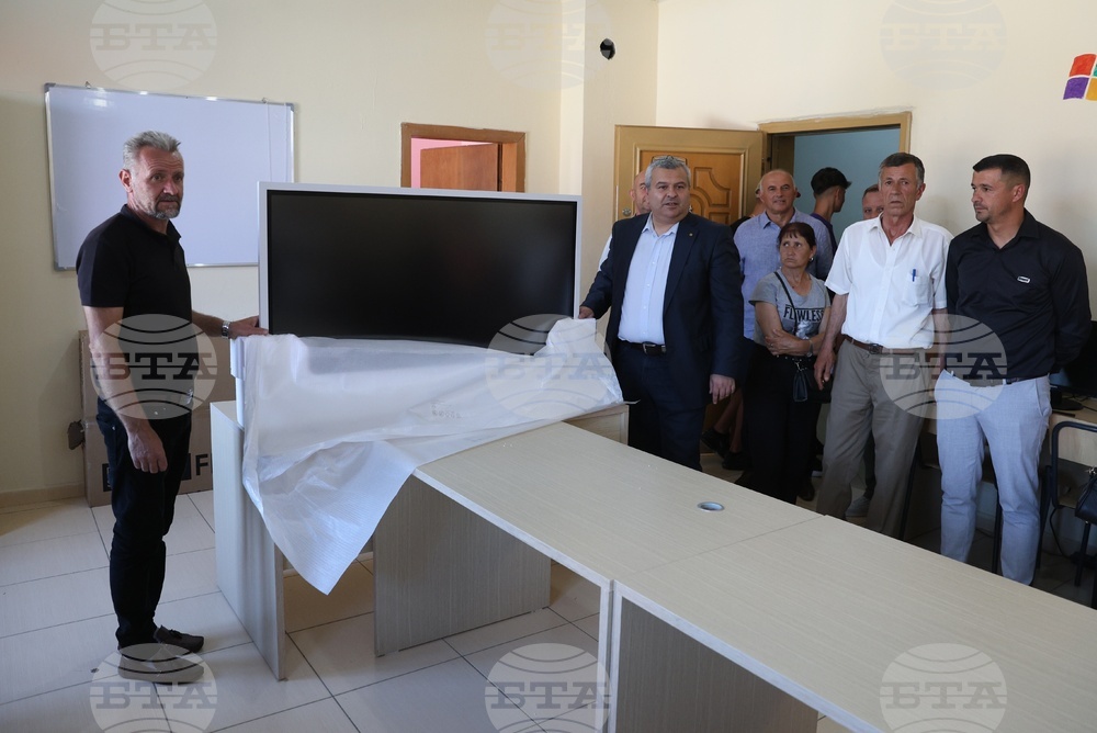 Фондация "Българска памет" направи дарения за училищата в Големо и Мало Острени в Голо бърдо, Албания