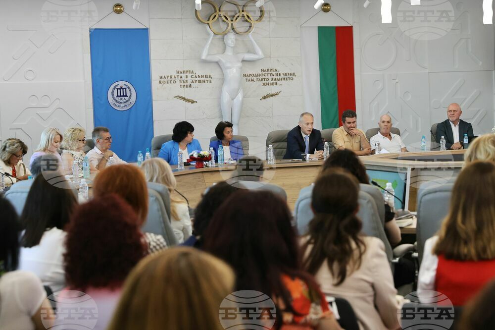 Темата за образователната структура е свързана с националното външно оценяване и с учебните програми, каза на дискусия министър Красимир Вълчев