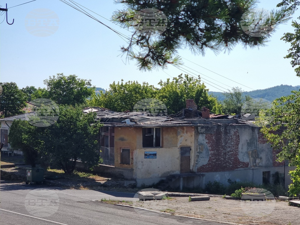 Село Пчеларово - рушаща се сграда - недоволство