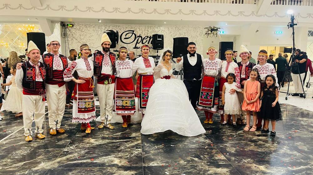 Клубът за народни танци „Зора“ в Хага участва в сватбено тържество