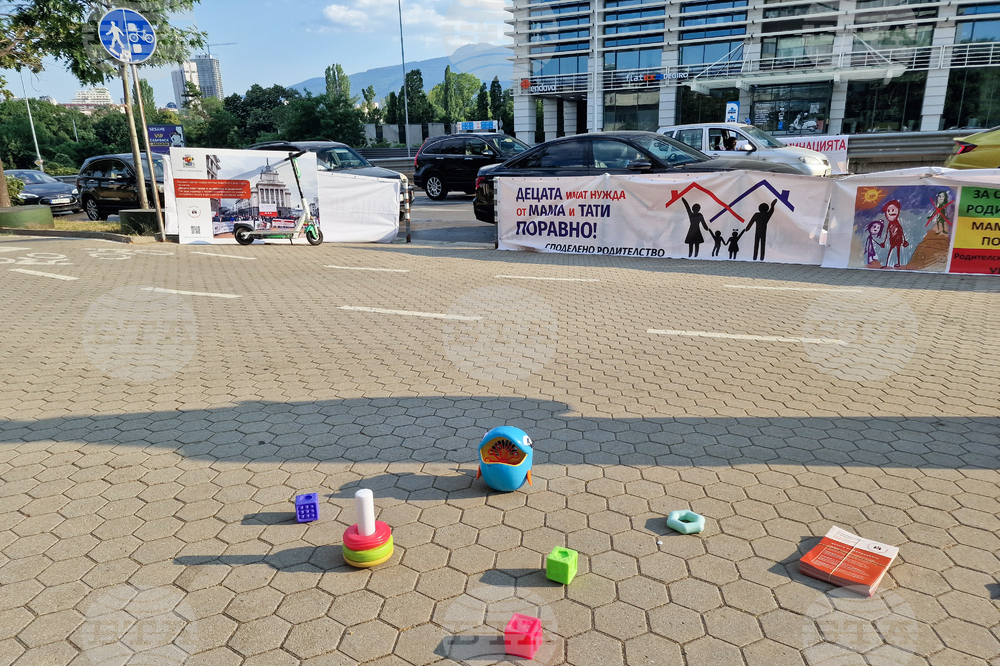 Движение „Родители за споделено детство“ - протест