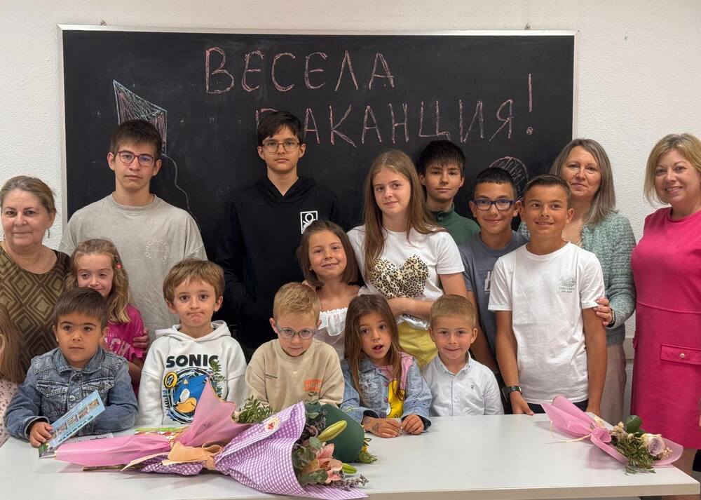 „Весело лято“ си пожелаха в края на учебната година учениците и учителите от Българско неделно училище „Иван Вазов“ в Сарон