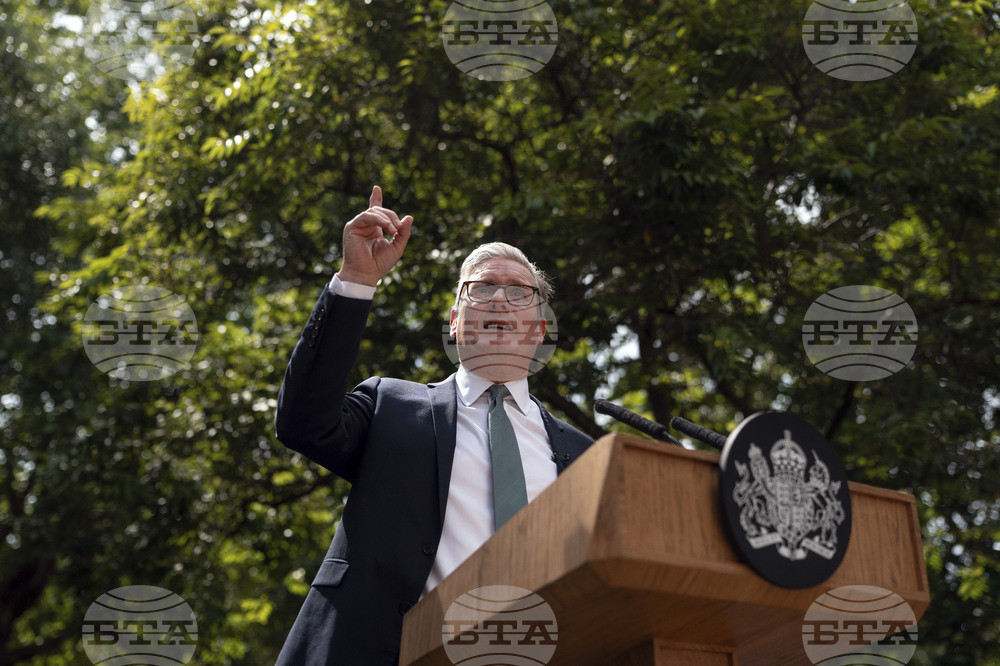 Социалната реформа на британския премиер преодоля първото препятствие, но раздели партията му в края на тежка за него първа година на поста