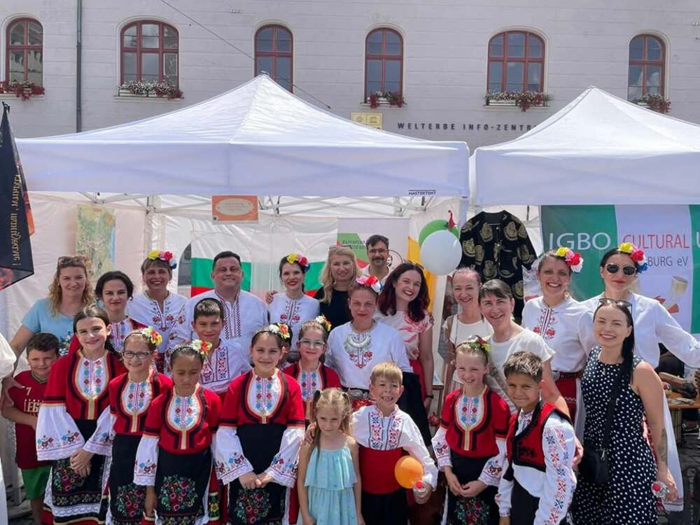 Учебната година в училище „Христо Ботев“ в Аугсбург завърши с открит урок, връчване на удостоверения и участие в местен празник в града