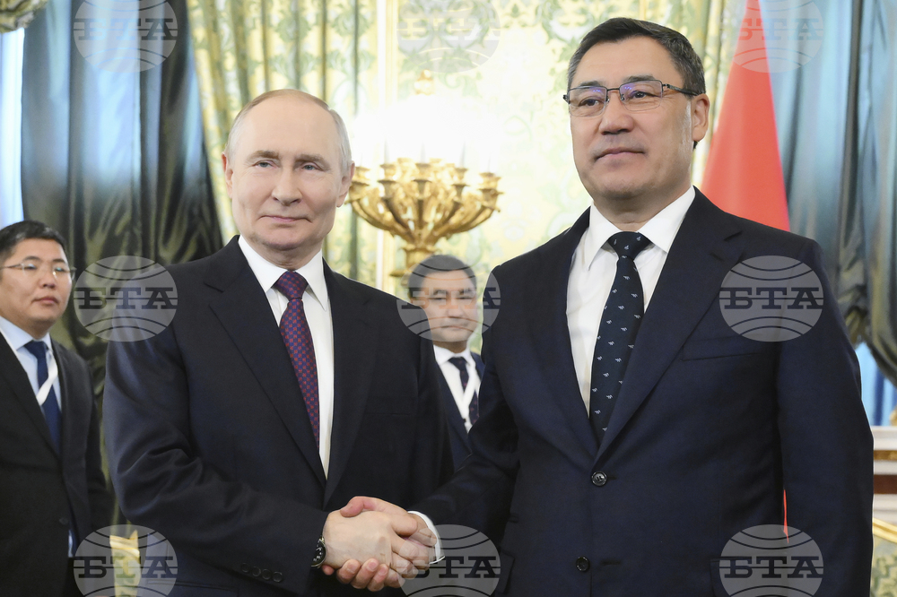 Президентът на Киргизстан се срещна с руския си колега Владимир Путин по време на посещение в Москва