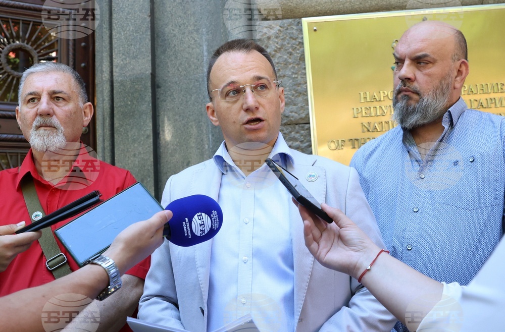 Civic Initiative Presents 7,000-Plus-Signature Petition Demanding Parliament Chair's Resignation