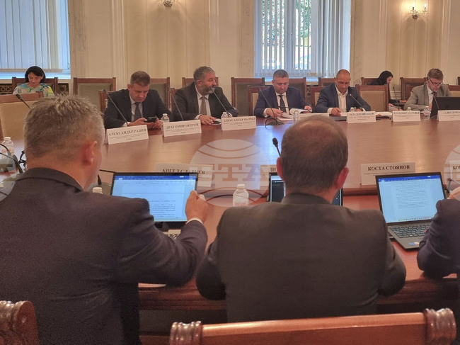 Временната парламентарна комисия по безводието задължи МС в тримесечен срок да внесе в НС план за действие за изпълнението на препоръките в доклада й