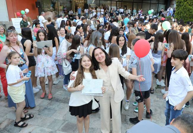 Тази диплома е основата на бъдещите ви успехи в образованието, поздрави зам.-кметът Надежда Чакърова седмокласниците от Шесто ОУ в Стара Загора