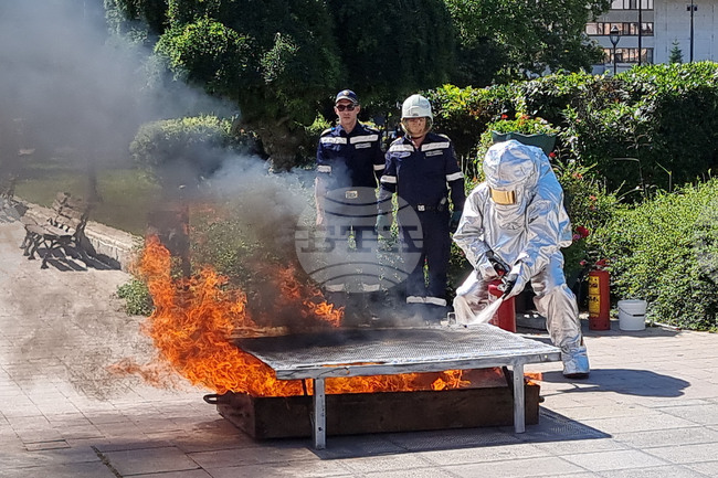 Полицаи и пожарникари отбелязаха професионалния си празник в Русе с демонстрации на техника и оборудване