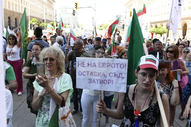 Привърженици на партия "Възраждане" протестираха пред Народното събрание