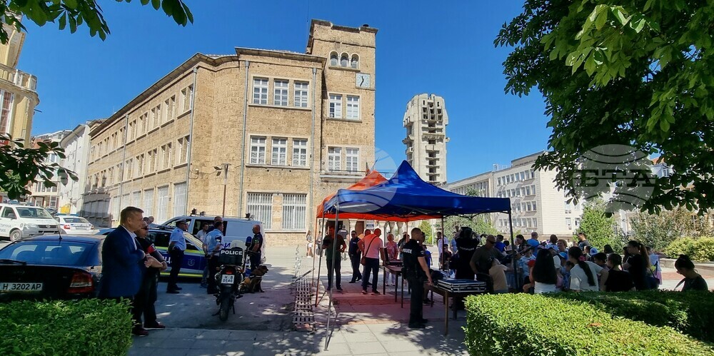 Деца се запознаха с полицейската професия в рамките на организирания от Областната дирекция на МВР в Шумен ден на отворените врати