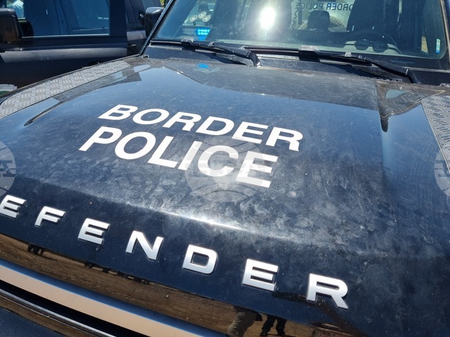 Border Police Intercept Vehicle Carrying 10 Foreign Nationals without Identity Documents