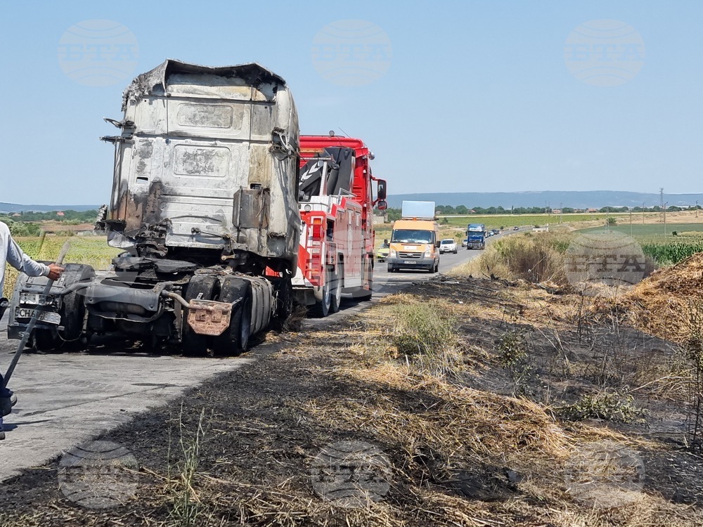 В една лента се пропуска движението след село Зимница, Ямболско, където по-рано днес изгоря камион със слама