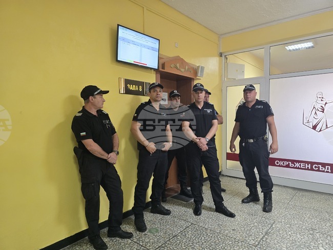 Журналисти не бяха допуснати до съдебната зала в Плевен, където се гледа делото за катастрофата, при която загина 12-годишната Сияна