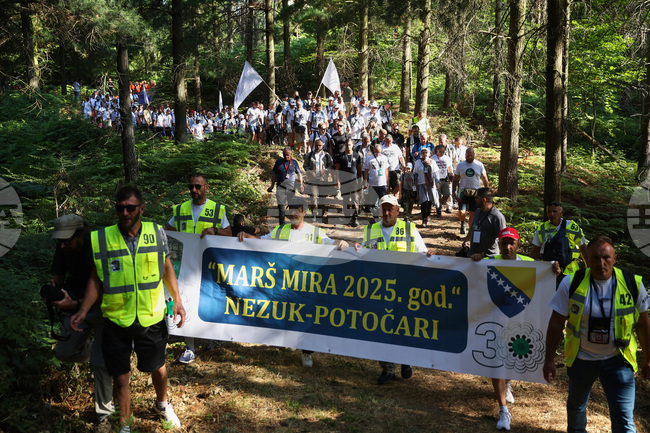 В Босна отбелязват 30-годишнината от геноцида в Сребреница с традиционния „Поход на мира“, с който се отдава почит на жертвите