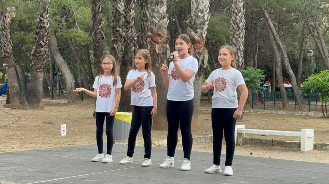 Детската вокална група „Слънчеви ноти“ към училище „Христо Ботев“ в Алзира, Испания, ще участва в „Концерт на приятелството и музиката“