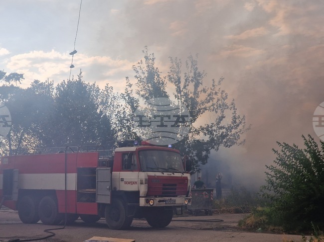 Има серен диоксид във въздуха след пожара в кв. "Запад" в Пазарджик, но той не е над прага, опасен за човешкото здраве, съобщиха от РИОСВ