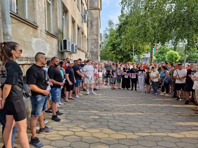 Граждани се събраха в Разград на мирен протест с искания за реални наказания на отнелите живот на пътя
