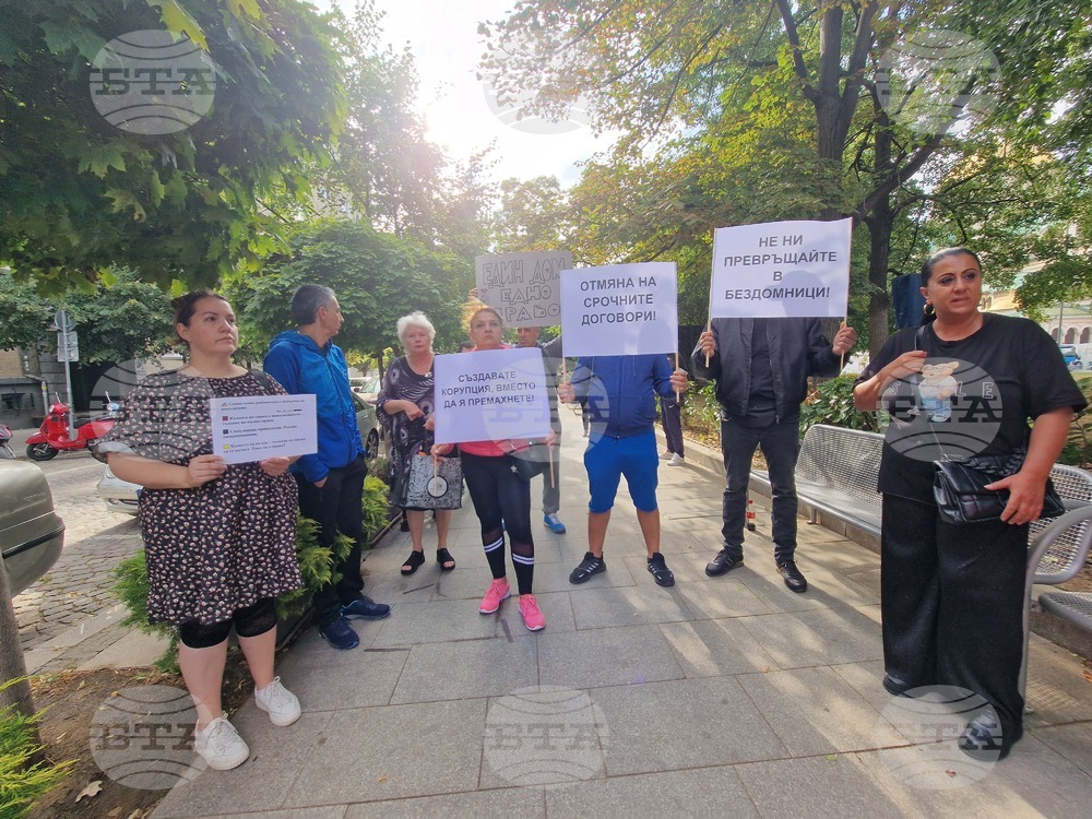 Протестът на наемателите приключи, след като Столичният общински съвет отложи разглеждането на нова наредба за общинските жилища
