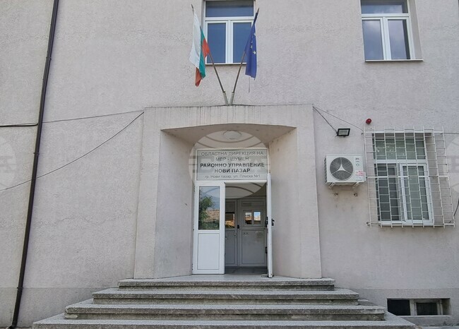 Полицаи от Нови пазар иззеха над 120 артикула, обозначени с надпис и лого на различни търговски марки