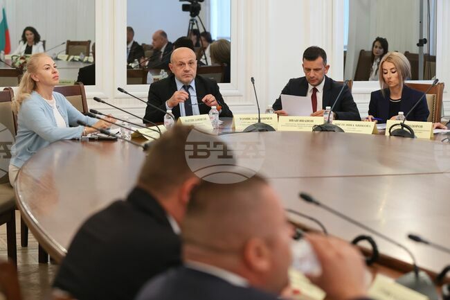 През есента предвиждаме конкурсна процедура за разрботка на дронове, каза вицепремиерът Томислав Дончев в комисия в НС