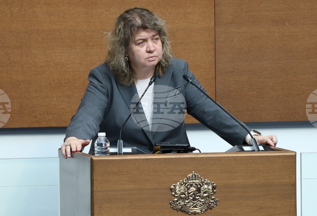 От нас зависи дали парламентаризмът ще успее да оцелее и да се утвърди като управление чрез дискусия, заяви в декларация Наталия Киселова