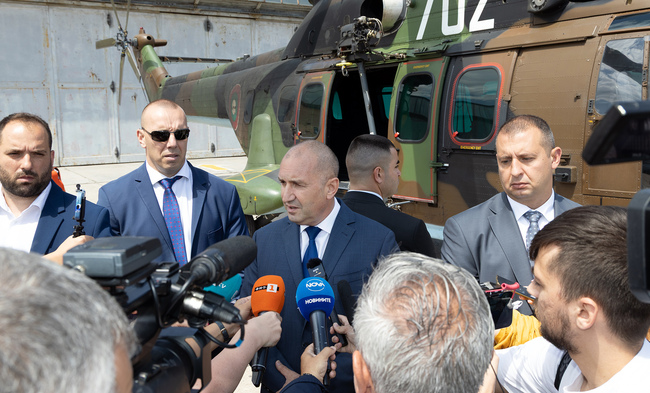 Румен Радев: Учудвам се защо властимащите не слязат долу на улицата да празнуват присъединяването към еврозоната с българите, а ги хокат от екрана