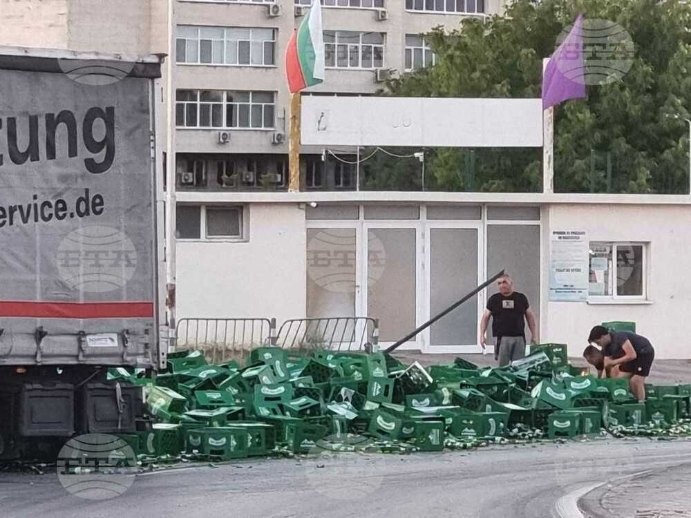 С повишено внимание да се преминава по пътя София-Варна през кръстовището "Качица" във Велико Търново заради разпилян товар, предупредиха от полицията