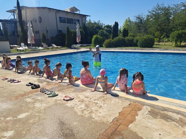 Близо 100 деца се включиха в стартиралото „Плувно лято 2025“ в Момчилград