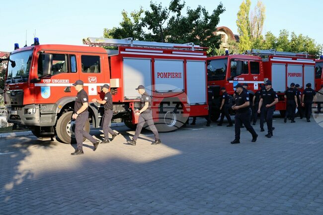 МОЛДПРЕС: Пожарникари и спасители от Молдова заминаха за Гърция, за да помагат при потушаването на горските пожари