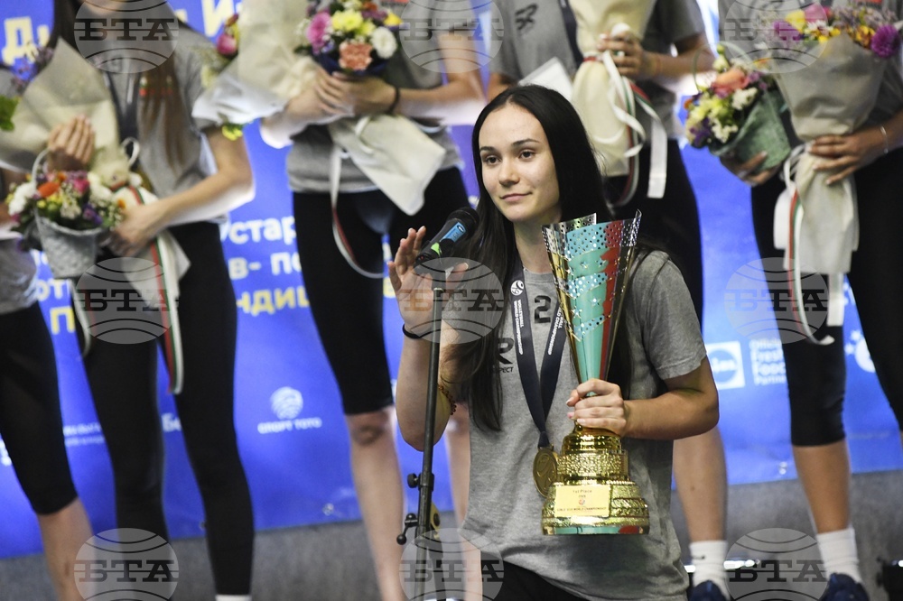 Зала "Христо Ботев" - световни шампионки по волейбол до 19 години - посрещане